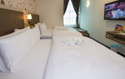 Family Queen 2 Window